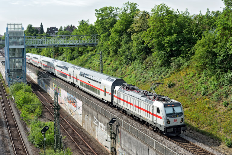 147 559 mit IC 2383/RE 52383 bei km 14,0 (Juni 2019)