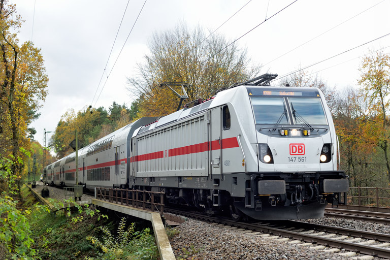 147 561 mit IC 2388/RE 52388 bei km 18,4 (November 2019)