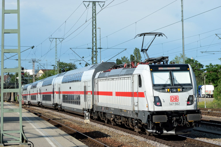 147 562 mit IC 2280/RE 52280 bei km 15,6 (Juni 2019)