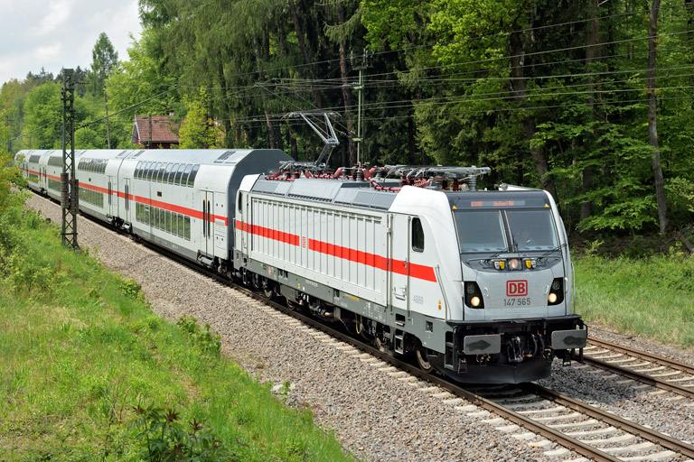 147 565 mit IC 2280/RE 52280 bei km 18,2 (Mai 2019)