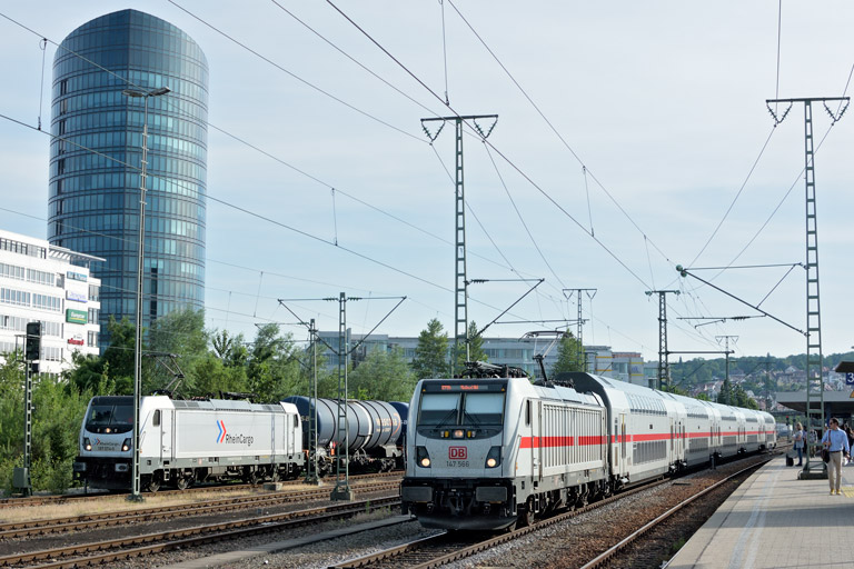 147 566 mit IC 2384/RE 52384 und 187 074 bei km 15,6 (Juni 2019)