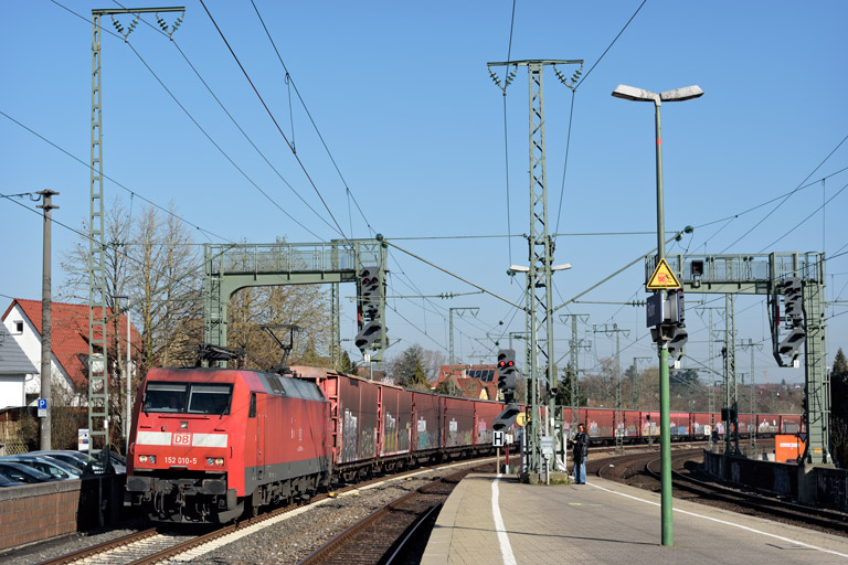 152 010 mit GA 60107 bei km 16,6 (M&auml;rz 2019)
