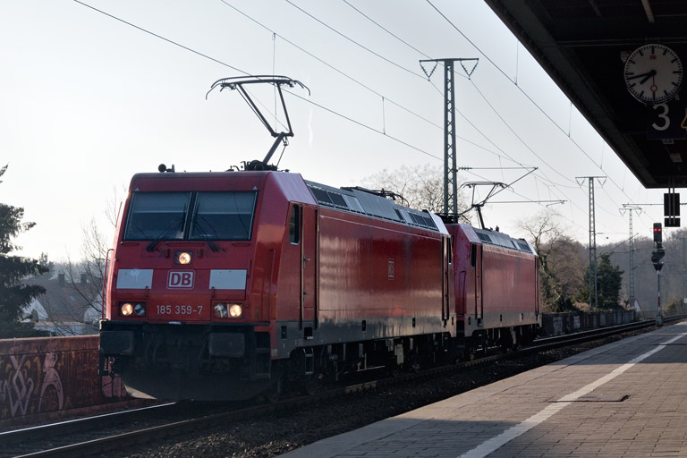 185 359 und 185 227 als T 65062 bei km 16,8 (M&auml;rz 2019)