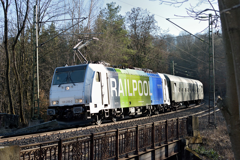 186 295 mit DbZ 92588 bei km 11,2 (Februar 2019)
