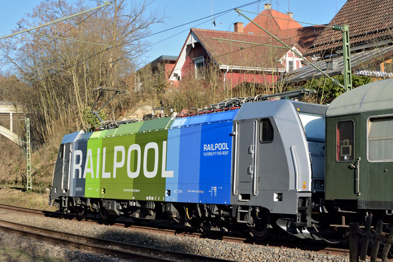 186 295 mit DbZ 92588 bei km 11,0 (Februar 2019)