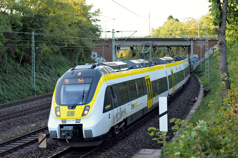 3442 207 und Zug der Baureihe 3442 als RB 17543 bei km 14,4 (Oktober 2019)