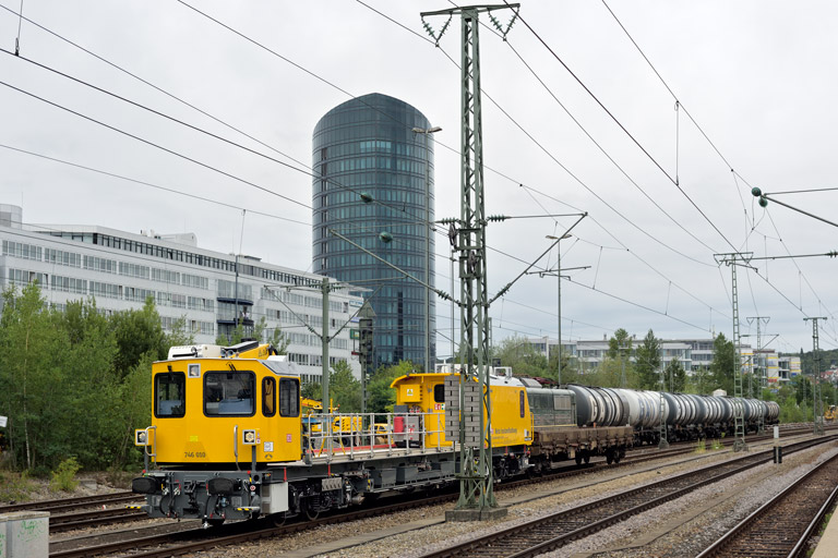 Gleisarbeitsfahrzeug 746 010 bei km 15,4 (August 2019)
