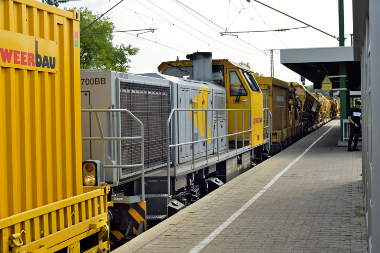 Gleisumbauzug und Lok der Baureihe G 1700BB bei km 16,8 (September 2019)