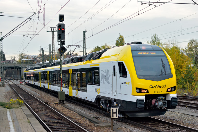 ET 5.12 als DLr 94080 bei km 15,4 (Oktober 2019)