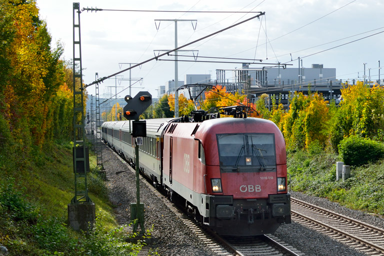 &Ouml;BB 1016 018 mit IC 189 bei km 24,4 (Oktober 2019)
