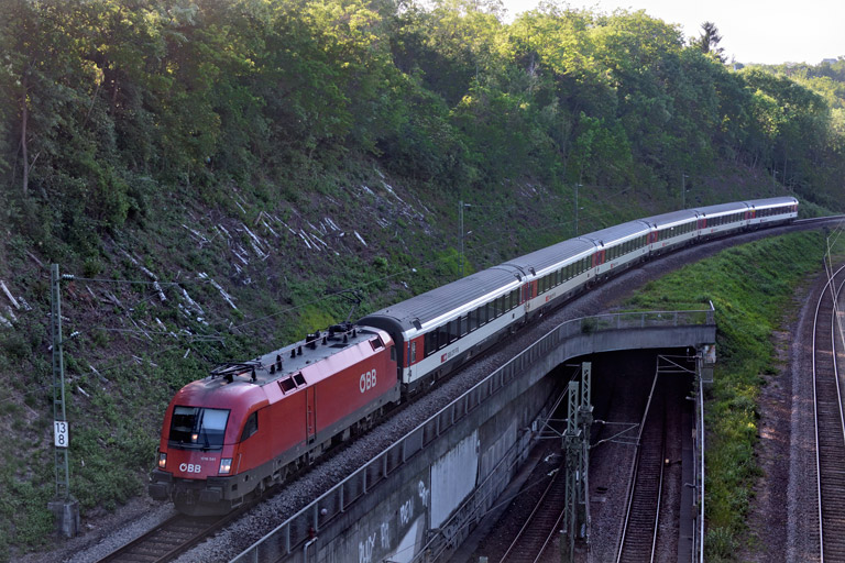 &Ouml;BB 1016 041 mit IC 283 bei km 13,8 (Juni 2019)