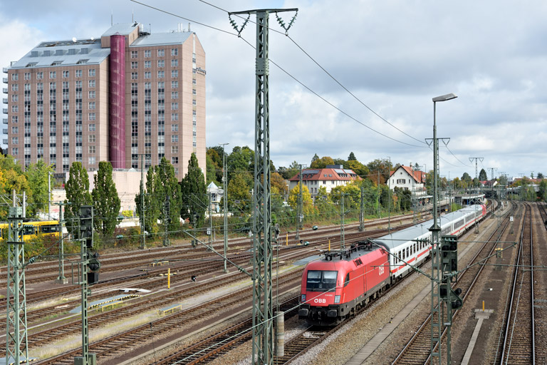 &Ouml;BB 1116 092 mit IC 2232 bei km 15,8 (Oktober 2019)