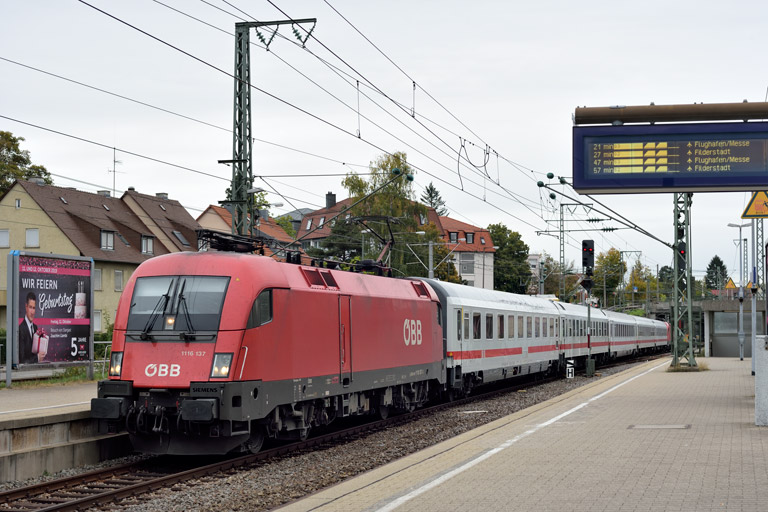 &Ouml;BB 1116 137 mit IC 2335 bei km 15,6 (Oktober 2019)