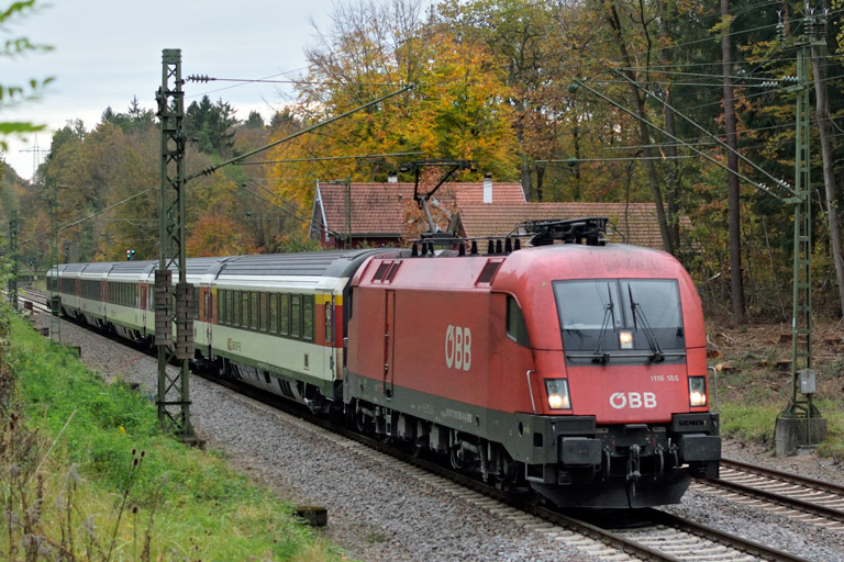 &Ouml;BB 1116 185 mit IC 188 bei km 18,2 (Oktober 2019)