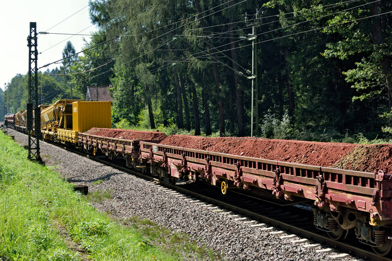 Abraumwagen- und Gleisumbauzug bei km 18,2 (August 2019)