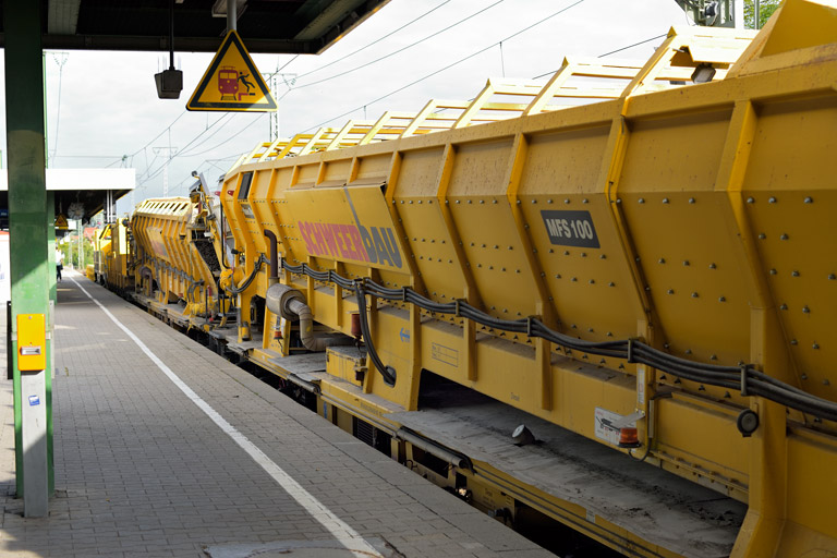 Gleisumbauzug bei km 16,8 (September 2019)