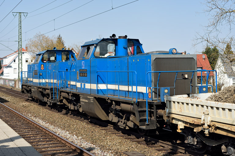 Spitzke V100-SP-025 und V100-SP-028 mit Bauz 94513 bei km 16,8 (M&auml;rz 2019)