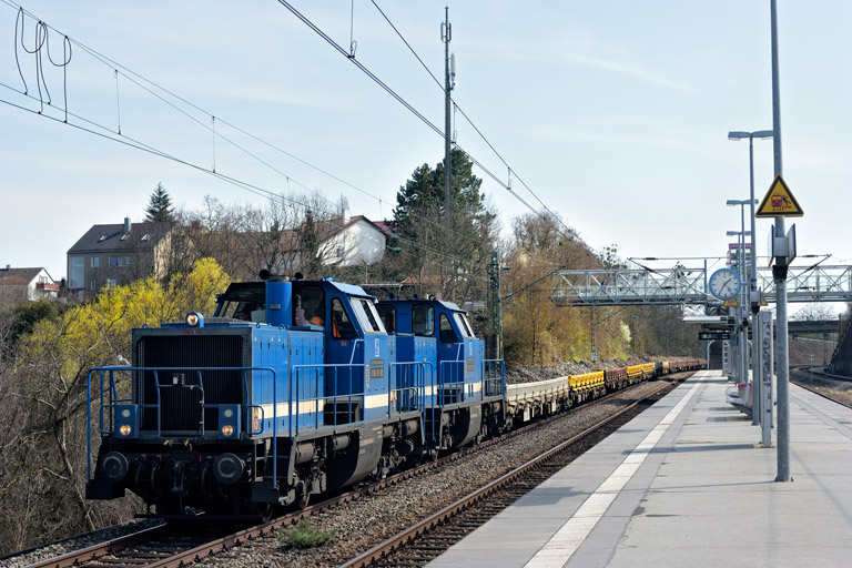 Spitzke V100-SP-025 und V100-SP-028 mit Bauz 94513 bei km 14,2 (M&auml;rz 2019)