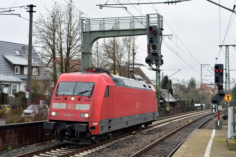 101 067 als Tfzf 77754 bei km 16,6 (Dezember 2020)
