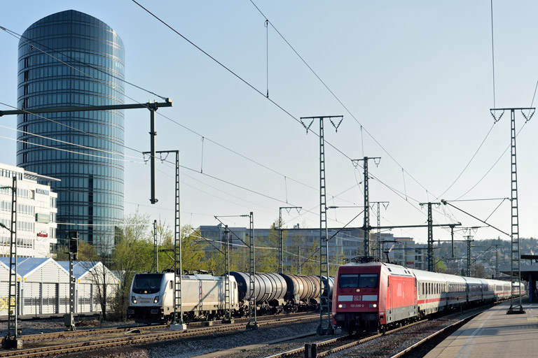 187 070 und 101 099 mit LPF 77736 bei km 15,6 (April 2020)