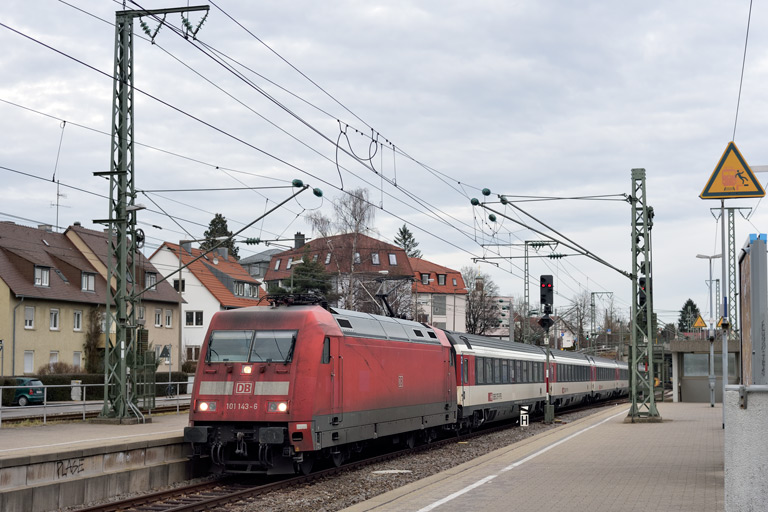 101 143 mit IC 281 bei km 15,6 (Februar 2020)