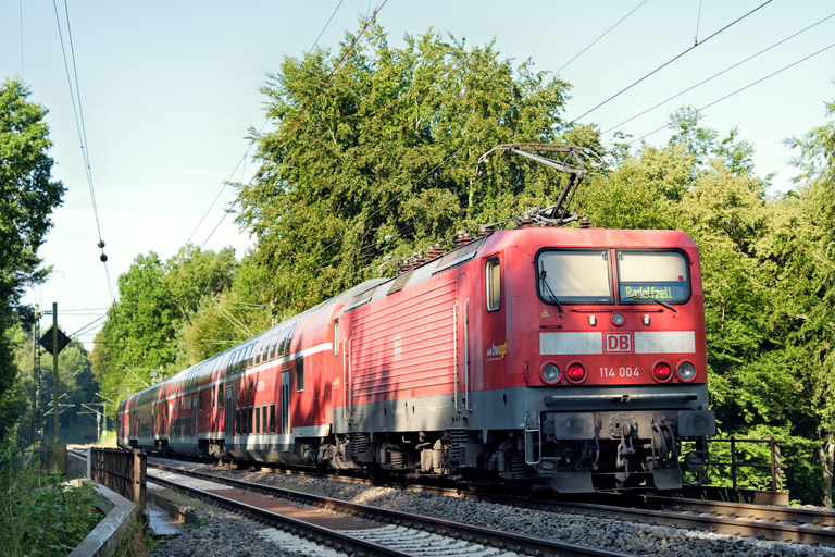 114 004 mit RE 17619 bei km 18,4 (August 2020)
