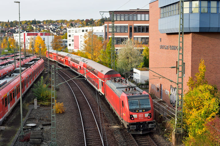 147 003 mit RE 17619 bei km 16,0 (Oktober 2020)