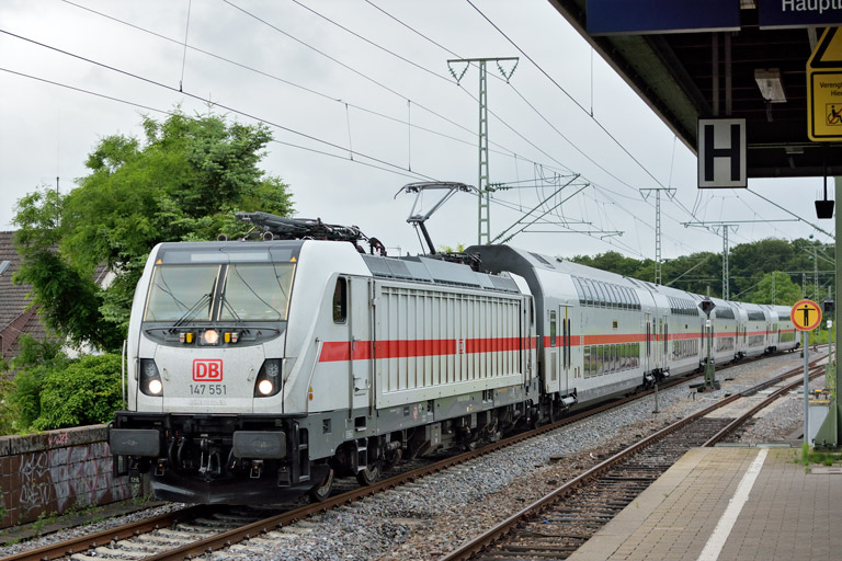 147 551 mit IC 2280/RE 52280 bei km 16,8 (Juli 2020)