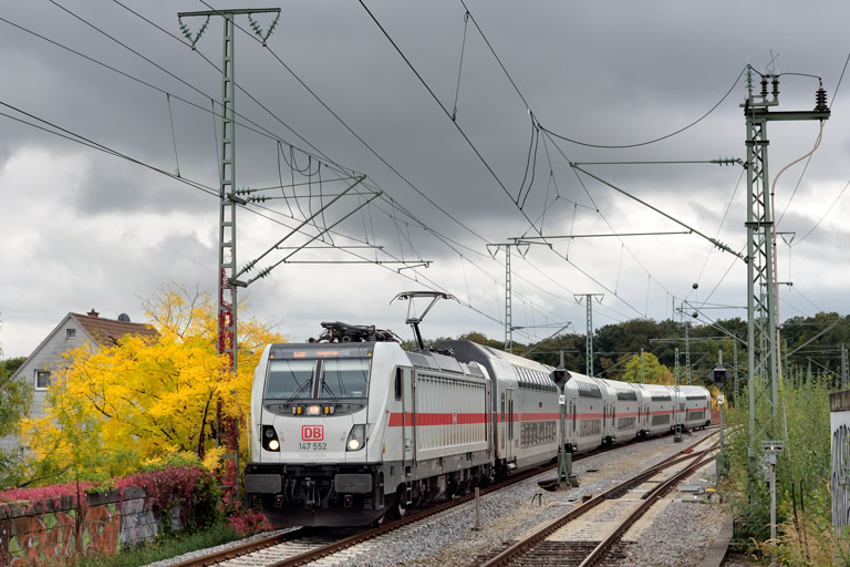 147 552 mit IC 2280/RE 52280 bei km 16,8 (Oktober 2020)