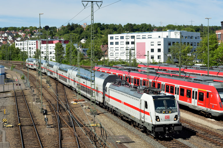 147 552 mit IC 2288/RE 52288 bei km 16,0 (Juni 2020)