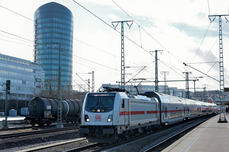 147 557 mit IC 2280/RE 52280 bei km 15,6 (Februar 2020)