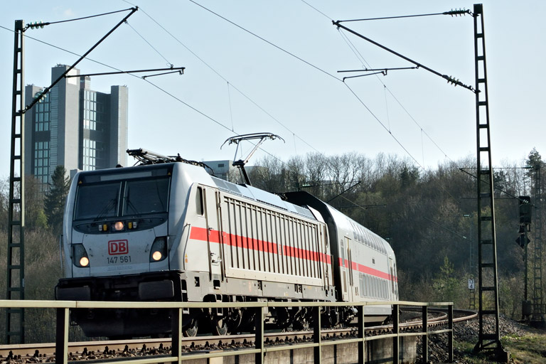 147 561 mit IC 2386/RE 52386 bei km 13,4 (M&auml;rz 2020)