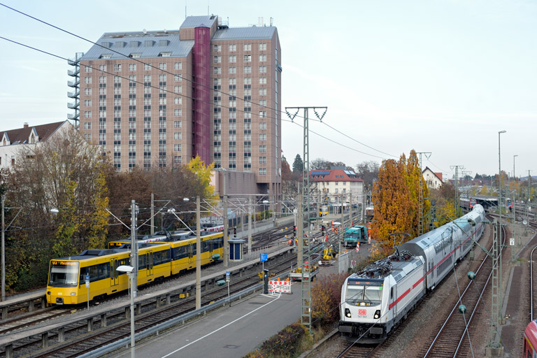 147 561 mit IC 2389/RE 52389 bei km 15,8 (November 2020)