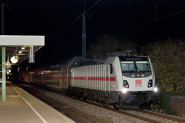 147 561 mit Lpft-D 27863 bei km 16,8 (November 2020)