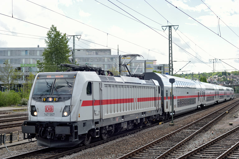147 567 mit IC 2388/RE 52388 bei km 15,8 (Mai 2020)