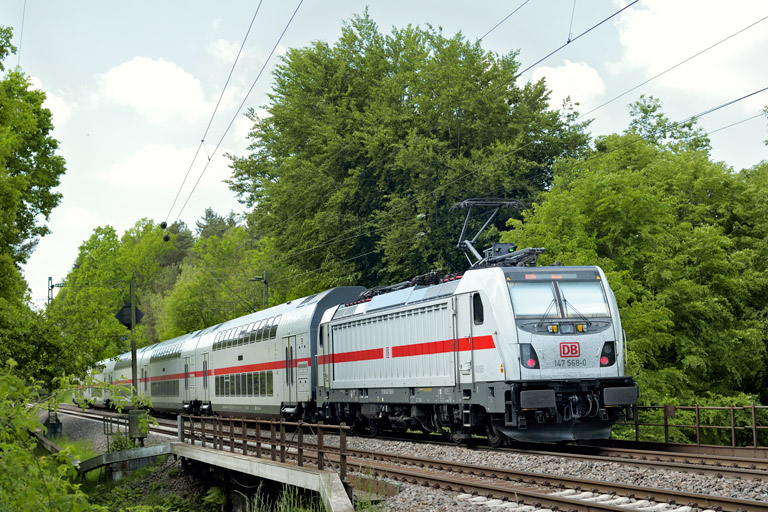 147 568 mit IC 2385/RE 52385 bei km 18,4 (Mai 2020)