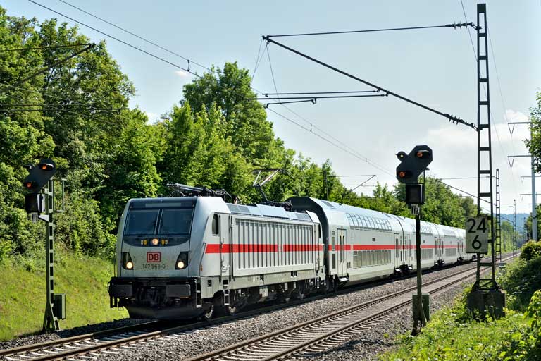 147 568 mit IC 2386/RE 52386 bei km 24,6 (Mai 2020)