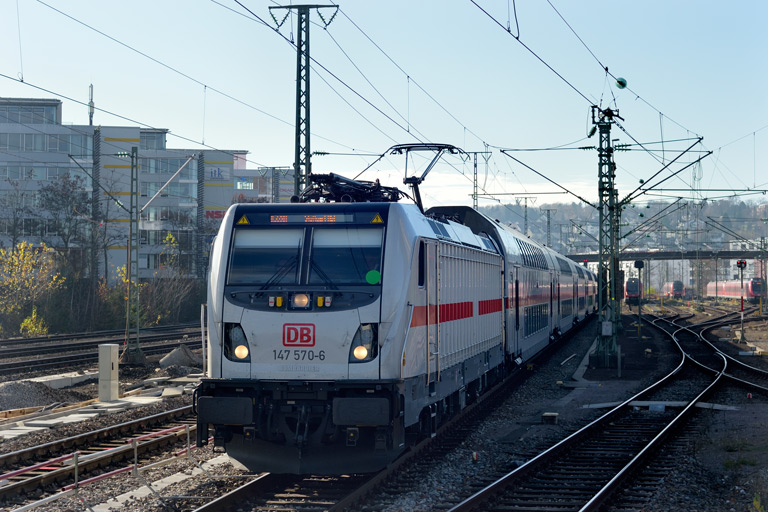 147 570 mit IC 2280/RE 52280 bei km 15,8 (November 2020)