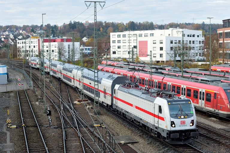 147 570 mit IC 2284/RE 52284 bei km 16,0 (November 2020)
