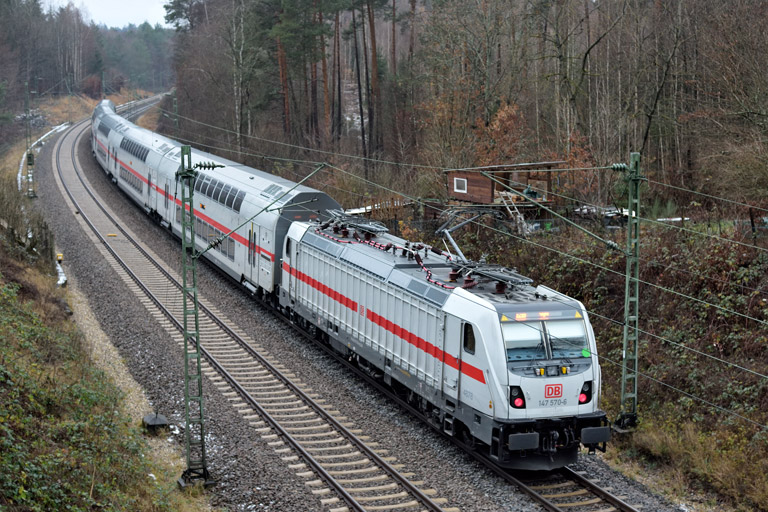 147 570 mit IC 2389/RE 52389 bei km 19,2 (Dezember 2020)