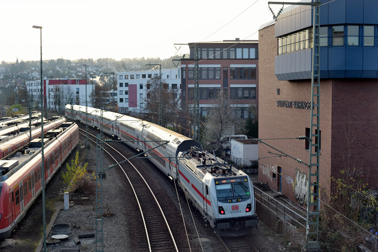 147 570 mit IC 2389/RE 52389 bei km 16,0 (November 2020)
