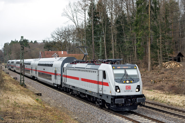 147 571 mit IC 2388/RE 52388 bei km 18,2 (M&auml;rz 2020)