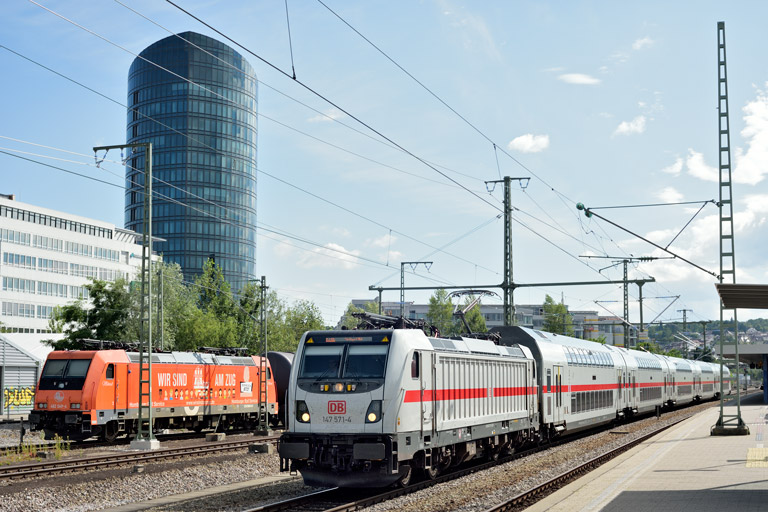 147 571 mit IC 2386/RE 52386 und 482 049 bei km 15,6 (Juli 2020)