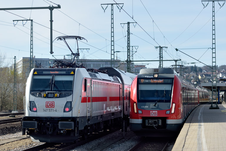 147 571 mit IC 2917 und 430 059 bei km 15,6 (M&auml;rz 2020)