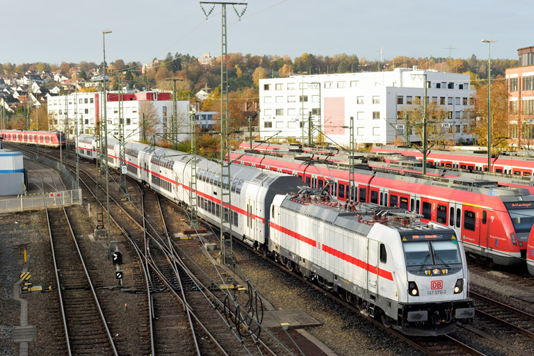 147 576 mit IC 2284/RE 52284 bei km 16,0 (November 2020)