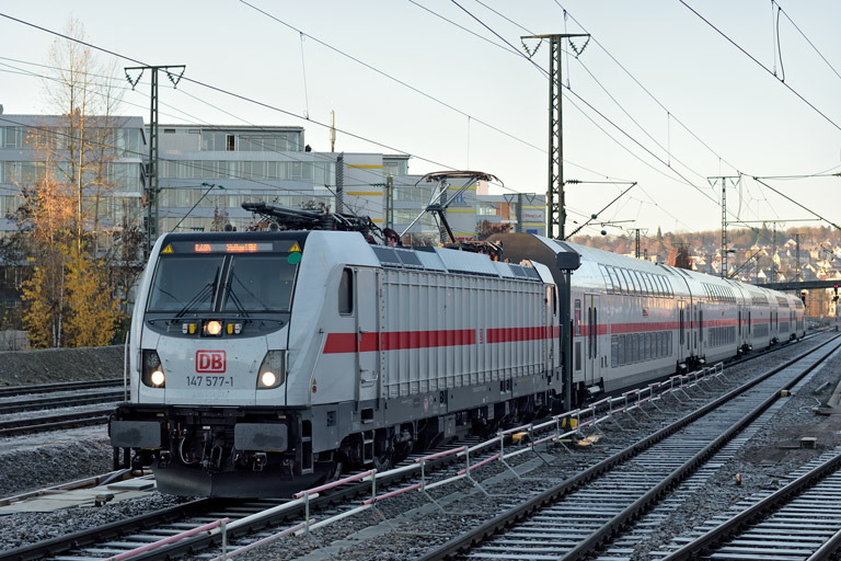 147 577 mit IC 2284/RE 52284 bei km 15,8 (November 2020)