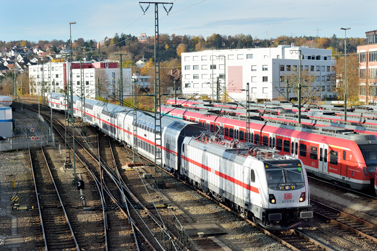 147 578 mit IC 2284/RE 52284 bei km 16,0 (November 2020)