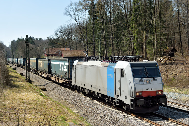 186 251 mit DGS 41690 bei km 18,2 (April 2020)
