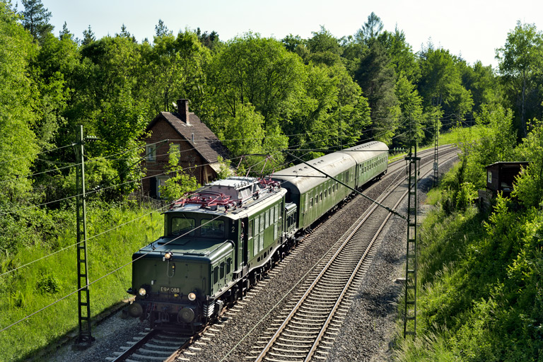 194 088 mit DbZ 79880 bei km 19,2 (Juni 2020)