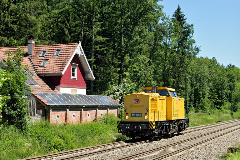 203 310 als Tfzf 76447 bei km 18,2 (Juni 2020)